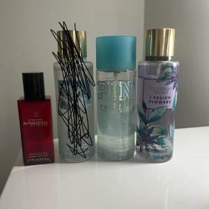 Victoria’s Secret mists - 3 olika mists från Victoria’secret. Säljer då de tyvärr inte kommer till användning.  Den längst till vänster är helt ny, de två till höger, lite använda men mycket kvar💕💕  100 kr för alla, styck pris går att diskutera. Skriv för mer info 💖
