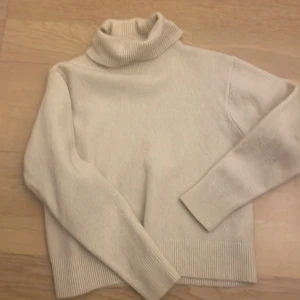 Fin tröja, finstickad  - Det står att tröjan är i storleken s men den är mer i storleken xs