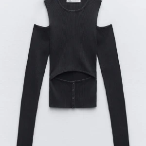 Zara tröja - Säljer denna slutsålda zara tröja💕 endast testad 200+ frakt⭐️⭐️