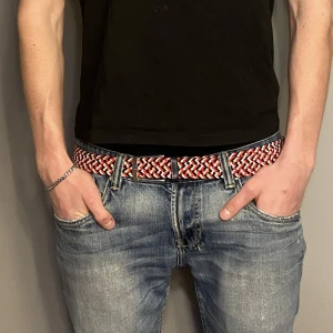 Flätatbälte, rött, vitt och blått - Tjena, säljer nu mitt flätade bälte. Skick 10/10, längd cirka 115 cm, för mer bilder och info skicka ett meddelande 