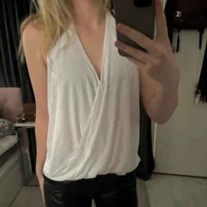 Draperad topp med öppen rygg - Skriv privat vid fler frågor!😊  Använd 1-2 gånger
