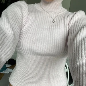 Ljus rosa stickad tröja - Super söt rosa stickad tröja, som är lite högre i nacken💕