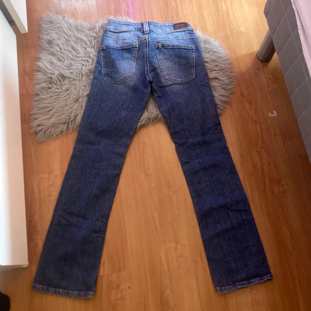 Säljer dom här fina lee jeansen jätte fina men jätte korta på mig some 170 Skulle passa nån runt 160 skulle jag säga , dome utsvängda . Jeans & Byxor.