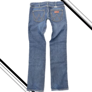 Lowwaist jeans - Midja: 85cm Innerben: 81cm Liten slitninga i gren (bild 3)