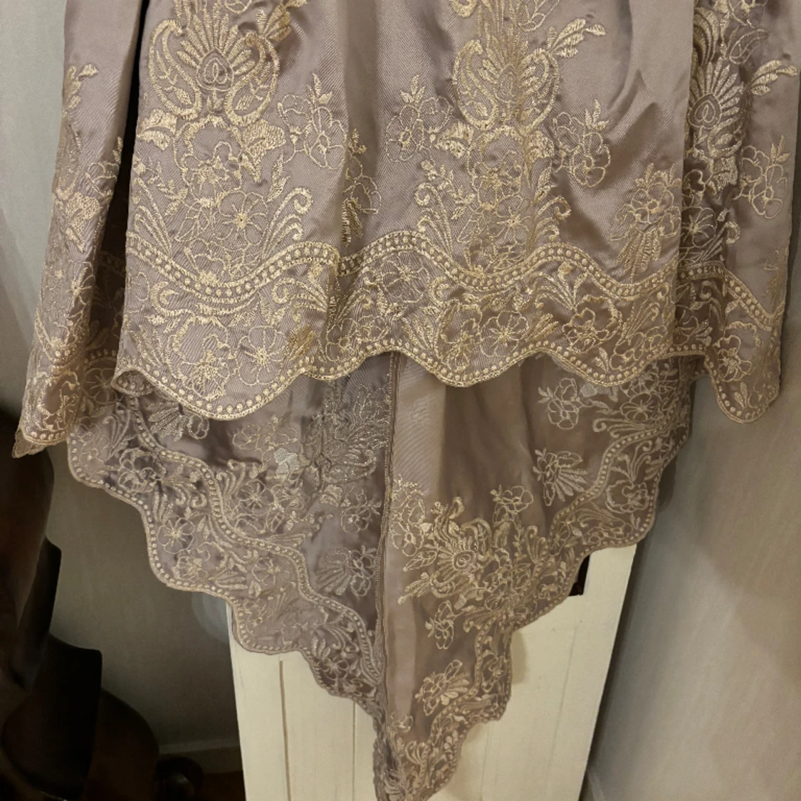 Festklänning balklänning beige o guld siden taft broderier  - 91