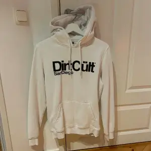 Dirtcült hoodie i storlek S. Normal storlek. Fint skick. 🤍