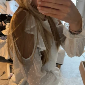 Blus - Fin vit blus. Öppet vid axlarna