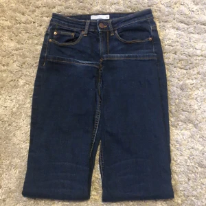 C DENIM jeans  - Modellen straight Sarah från C DENIM. En ljusare rand på vänster ben som man kan se på bild 3 oklart om den köptes så eller går att få bort 😊