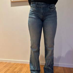 Jeans från Urban Outfitters, bootcut  modell. Storlek: Midja, 28 Längd, 32  Köptes för 800kr och nästan aldrig använda!