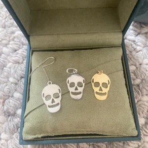 L8hasselblad berlocker - Jag säljer en guld döskalle berlock 150