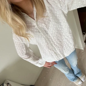 Broderad skjorta - Helt sjukt fin broderad skjorta från Zara💕 sparsamt använd 