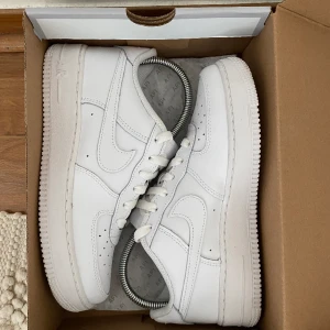 Air force 1 - Air force 1. Helt oanvända. Sulan är lite smutsig vid provning av skon. Säljer dom då dom är för stora.