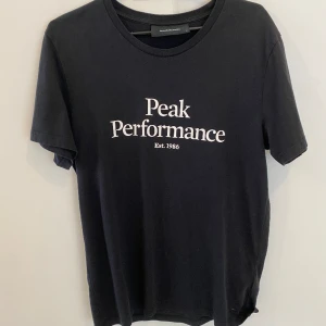2st Peak Performance T-Shirt - Båda i storlek M, svarta bra skick, vita lätt missfärgning under armar inget som stör.