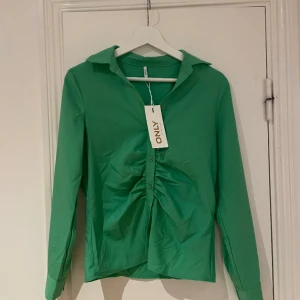 Only skjorta - Grön only skjorta. Storlek xs. Oandvänd med lappen kvar. Hör av vid intresse.👍🏻
