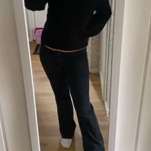 Svarta bootcut jeans, lågmidjade - Ett par superfina svarta bootcut jeans. Vädligt lågmidjade. Säljer då de är förstora och kommer inte till användning  Jag är 173 och de går hela vägen ner till marken Skriv för fler bilder eller frågor  