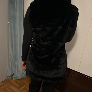  Pälsväst  - Säljer min väst för att jag inte använder längre i storlek s, om du är intresserad eller vill ha mer bilder eller andra frågor så skriv till mig🩷