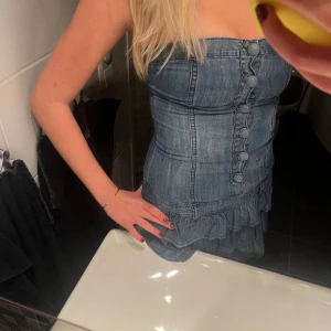 Jeansklänning - Super snygg bandeau jeansklänning med volanger💕😽 Tyvärr är den lite för liten för mig