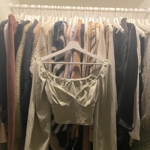 Blus - Skit snygg pistage grön topp/blus! Perfekt till fest eller liknande! Använd 1 gång.