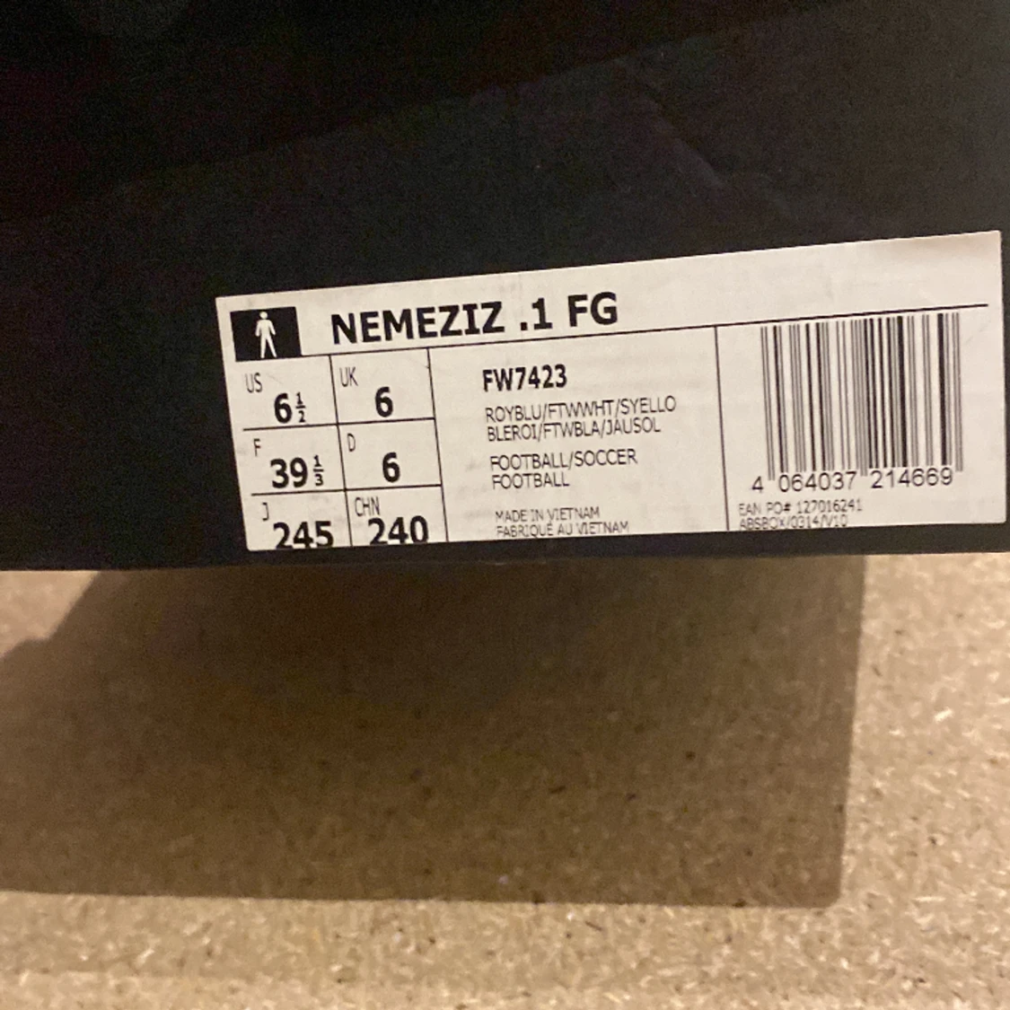 Fotbollskor adidas. ( helt nya)!! - 91