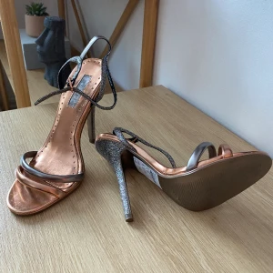 Topshop klackar silver student  - Oanvända klackar från TopShop ! Nya med lapp kvar  Glittriga snygga stilettklackar  Storlek 38 