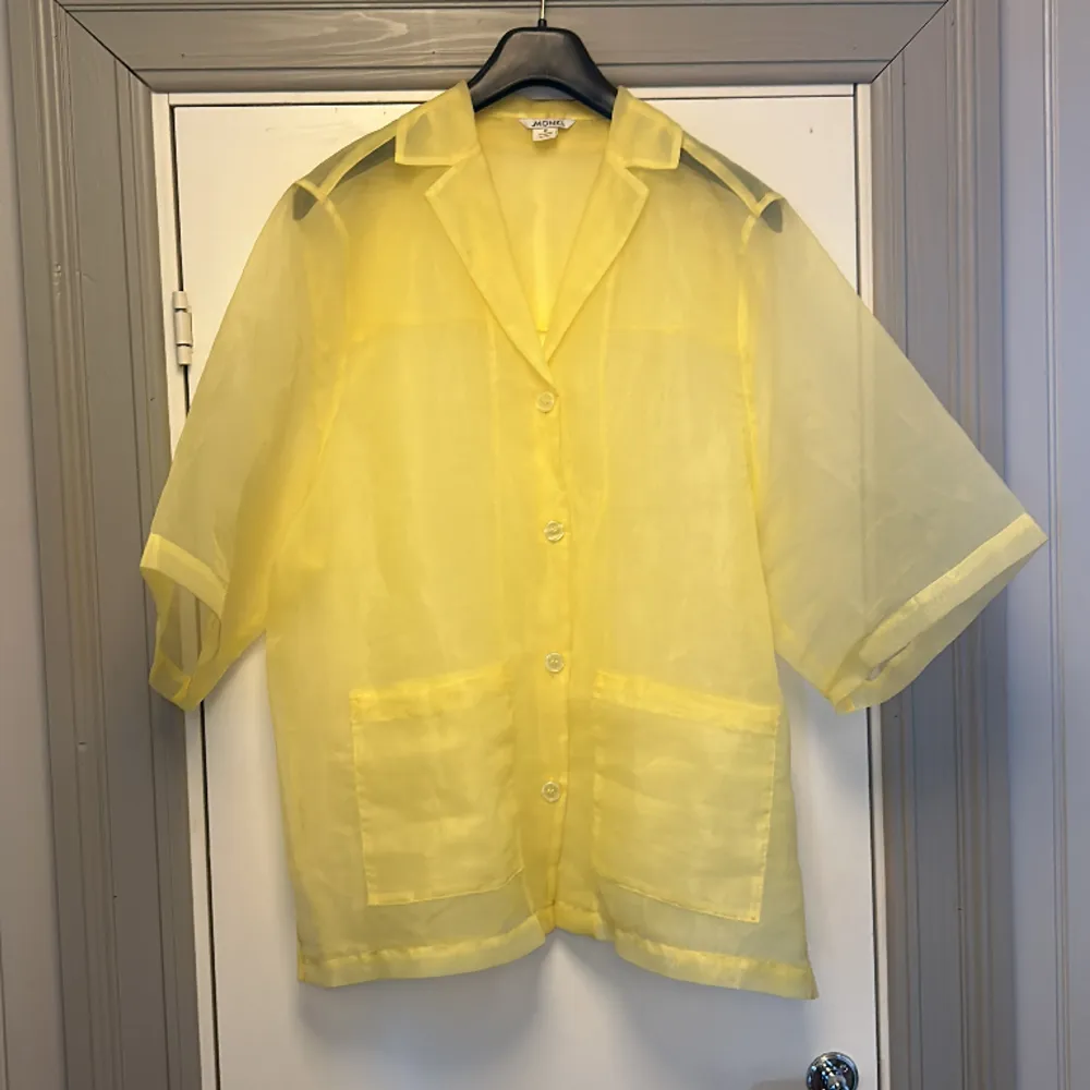 En favorit som sticker ut! Härligt gul och transparent. Lätt oversize. . Skjortor.