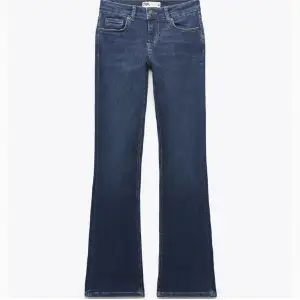 Säljer mina blåa lågmidjade jeans från zara då de inte längre kommer till användning. 