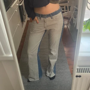 Utsvängda jeans - Lågmidjade utsvängda jeans men Manchester mönster på framsidan! Jag är 173cm 💕