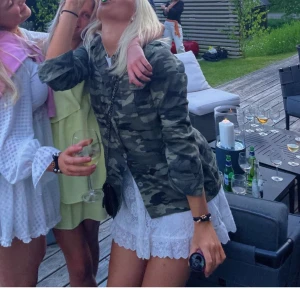 Kamouflage jacka - Säljer nu min kamouflage jeans jacka som inte kommer till användning längre. Skit snygg