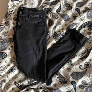 Replay jeans - Här är ett par feta jeans från replay som jag knappat använd inga hål elr slitningar vad jag vet pris kan diskuteras vid snabb affär. Inköpt för 1800 säljer för bara 599