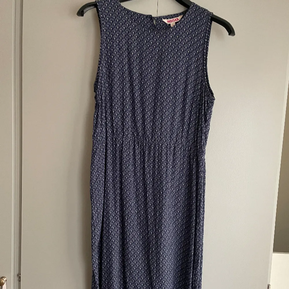 En jättefin marinblå mönstrad långklänning i storlek S💗. Klänningar.