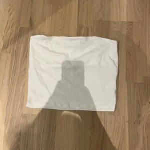 tubtopp  - säljer detta vita helt nya linnet från gina tricot, säljer pga att jag köpte fel storlek 💝