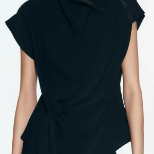 Zara topp - Säljer nu denna väldigt snygga tröja från Zara då den inte passar längre. Den är aldrig använd och har prislappen kvar❤️ nypris 329