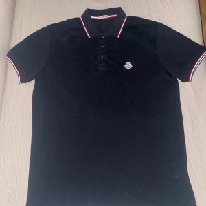 Moncler Tröja - Svart Moncler tröja, perfekt skick.