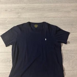 Polo Ralph flauren t shirt - Säljer min t shirt som är använd fåtal gånger, storlek medium. Nypris 595