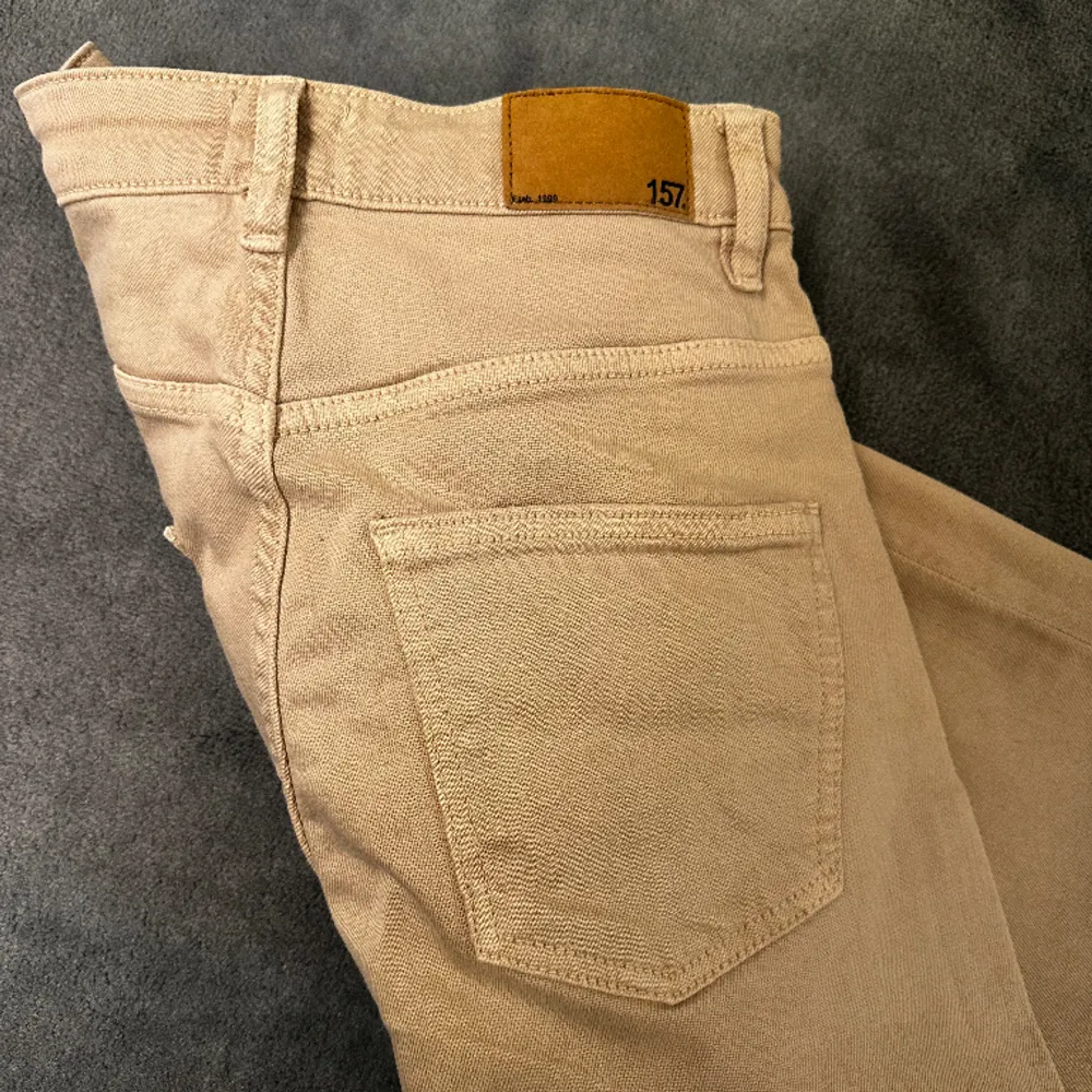 Snygga beiga jeans från Lager 157 i storlek S. Aldrig använda!. Jeans & Byxor.