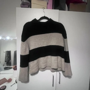 Stickad tröja - Super fin stickad tröja från Gina med stora armar