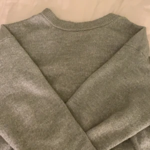 Grön stickad tröja - Fin stickad tröja från Hm, lite nopprig (ses i bild 3) pris kan diskuteras, vid frågor/fler bilder skriv privat 💛