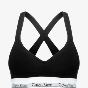 Mjuk BH  - Mjuk svart bh från Calvin Klein. Tyvärr förliten för mig men den är super skön. Storlek S och sparsamt använd! Inga defekter! (Lånade bilder)