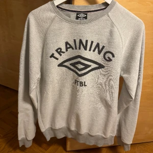 Umbro Vintage Sweater - Okej skick, nån fläck och nån tråd.