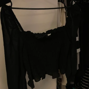 Svart blus  - Svart blus som går att ha över axlarna men även off shoulder. Så fin till kjol och jeans. Knappt använd. Tveka inte höra av er vid fler funderingar ☺️