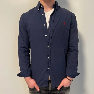 Ralph Lauren skjorta  - Tjena, säljer nu denna skit snygga skjorta från Ralph Lauren | Storleken är M | Färgen är mörkblå och skicket är 8/10 | Modellen är ca 181 cm | Hör gärna av dig vid minsta lilla fundering 😊 