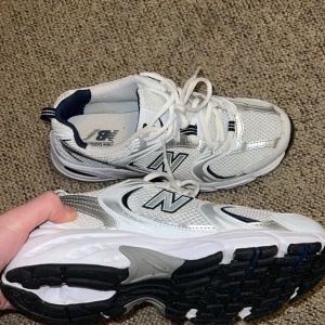 New balance  - Skorna köpta för 1,200 på boozt.   Skorna är använda en gång 🤩🙃.  Passar bra till streat wear🥂👑