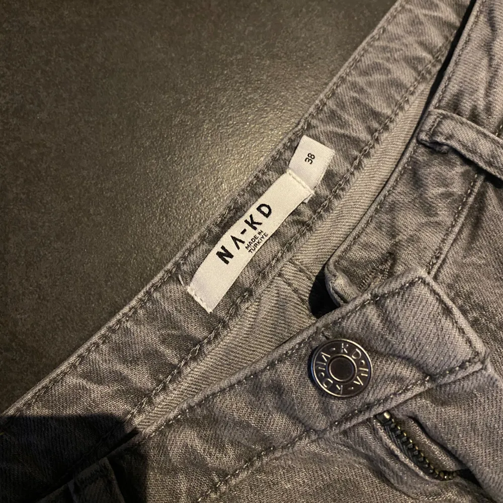 Skitsnygga jeans från NA-KD. Low waist. Säljer pga att de inte passa mig längre. Nypris 699kr, använda fåtal gånger. Skriv vid fler frågor💗. Jeans & Byxor.