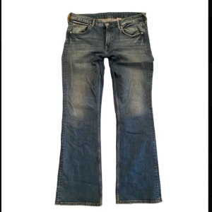 Lågmidjade bootcut jeans - Jättefina lågmidjade bootcut jeans köpta second hand. Hör av dig vid fler frågor🩷