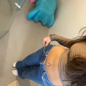 Nakd jeans - Säljer mina knappt använda jeans från nakd, köpa i december och har knappt använt dom.  Lite stora i storleken jag har dom i 32 men dom passar en 34 och 36a oxå. Köpta för 699 men säljer dom för 200.