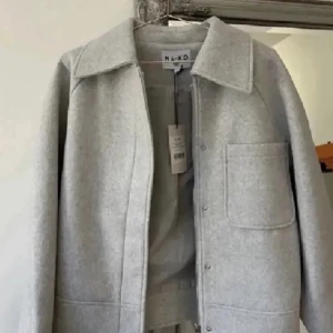 NA-KD kappa - 💗säljer min gråa NA-KD kappa som inte längre kommer till andväning 💗lånad bild men hör av dig ifall du vill ha fler bilder 💗St 36/s men passar 38/M oxå 💗Köptes för 500 säljs för 400 pris går att diskutera