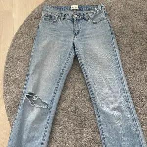 A brand low 99 jeans i storlek 32. Nypris 999kr. Säljer då dem är för små, endast använda en gång. Nyskick. Skriv för fler bilder eller frågor💞💞