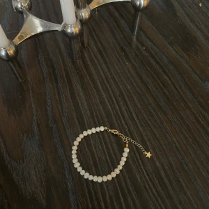 Armband av sötvattenspärlor (utförsäljning!) - Utförsäljer alla för dunder pris !!  Superfint armband med sötvattenspärlor och guld pläterat lås. Gjort av mig! 🌟 10kr för frakt