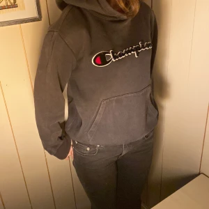 Champion hoodie - Storlek S och är Lite solblekt 