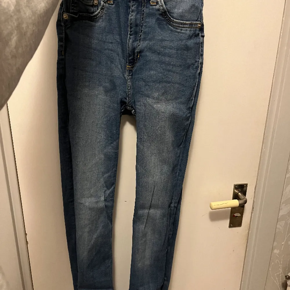 Skinny jeans från lager 175 i storlek S med en liten skavank, se bild. (Finns pälsdjur i hemmet). Jeans & Byxor.
